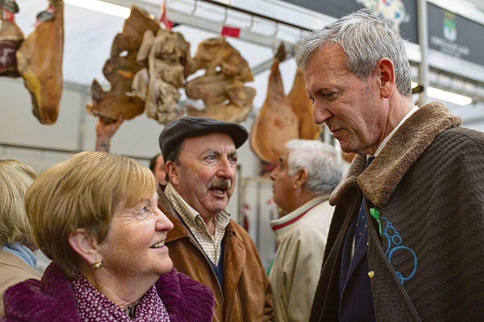 Alfonso Rueda acudió a la LVI Feira do Cocido de Lalín donde saludó a algunos visitantes.