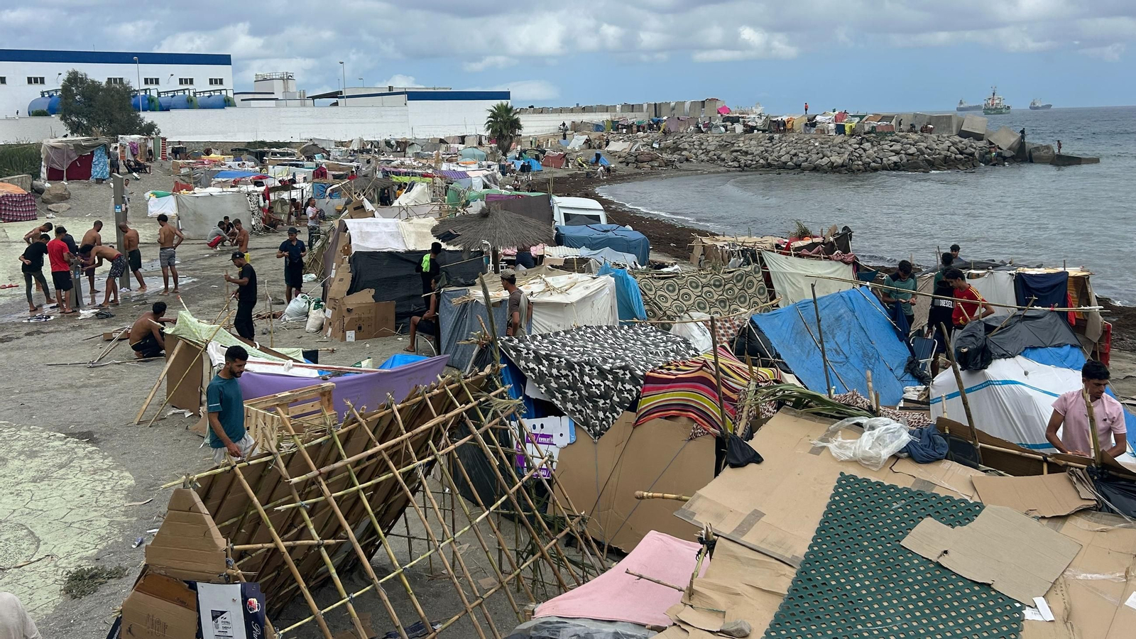 Migrantes en un nuevo asentamiento, en la playa de Benítez, a 12 de septiembre de 2026, en Ceuta (España).