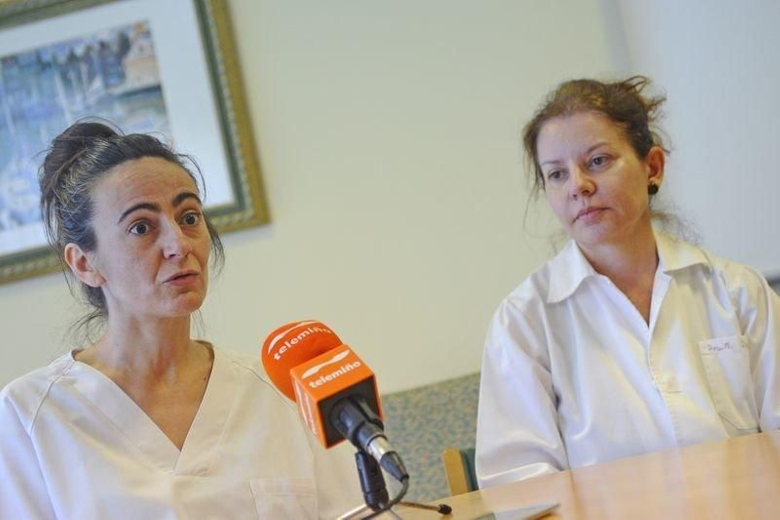 Cristina Losada, educadora social en la residencia de Os Gozos, y María José Penedo, directora del centro (MARTIÑO PINAL).
