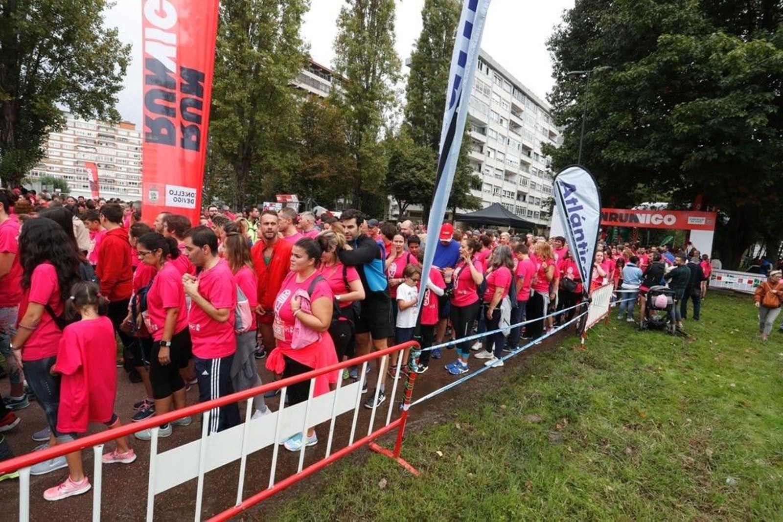 El color rosa abarrotó la Avenida de Castelao - JV Landín 181