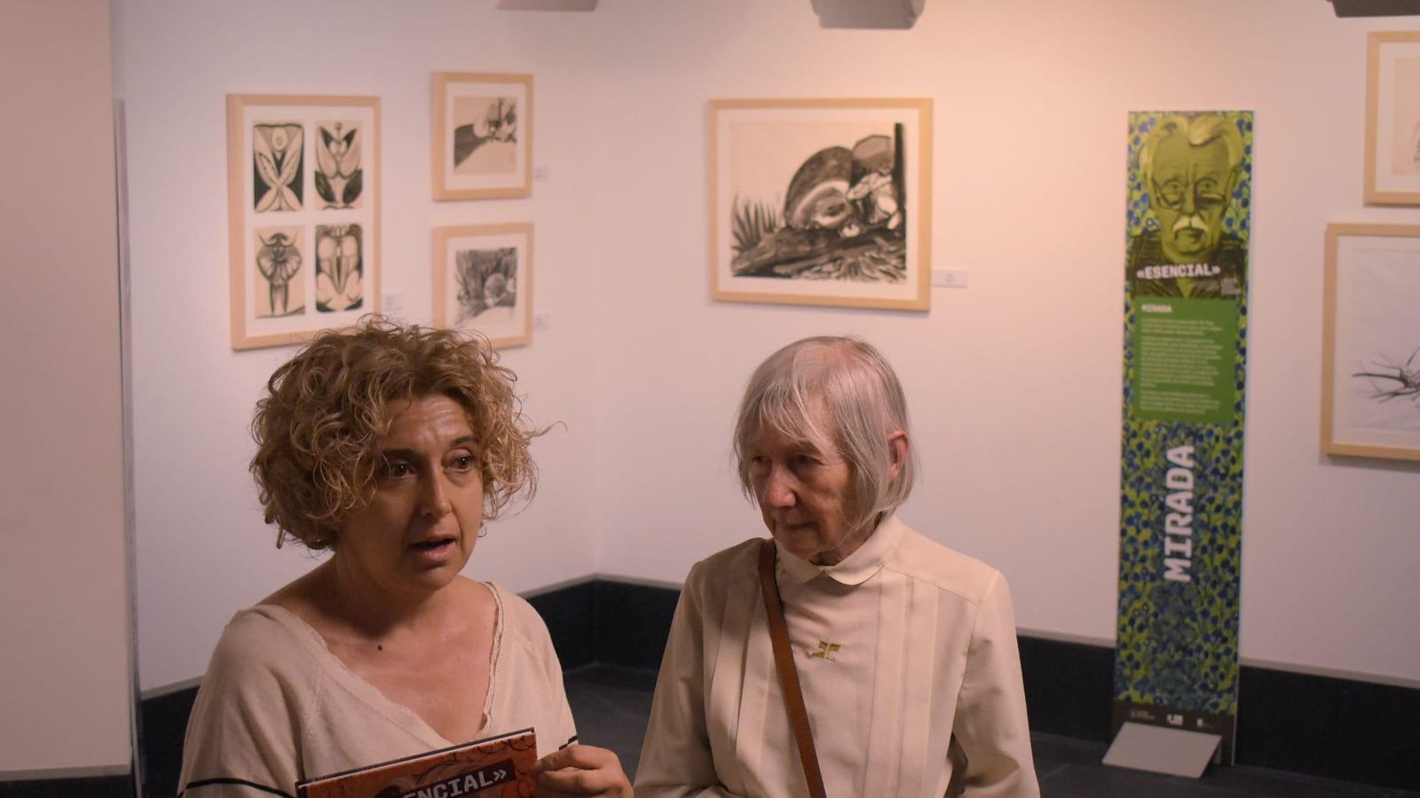 La concelleira de Cultura, Margarida Pizcueta, y la viuda del pintor, Micheline Langlois, este viernes en la inauguración de la muestra. (Foto: Isaac Cruz)