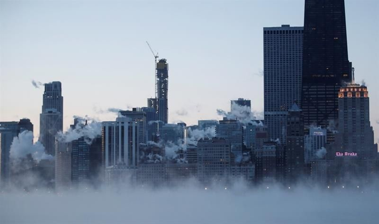 Amanecer de este miércoles en el lago Michigan en Chicago, Illinois, Estados Unidos