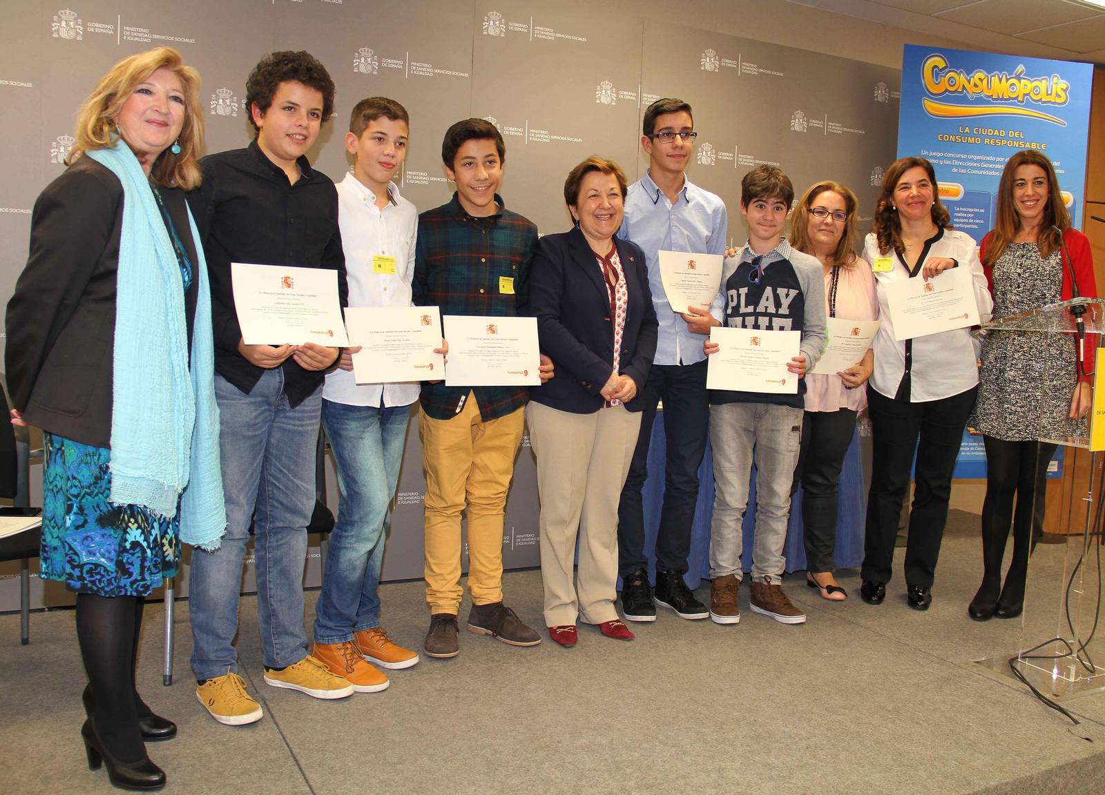 Os rapaces premiados, coa presidenta de Aecosan, Pilar Farjas, no medio.