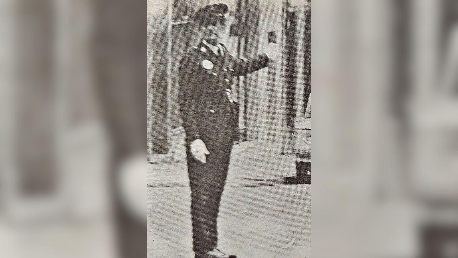 Guardia de Tráfico con gorra en vez de con su habitual casco.
