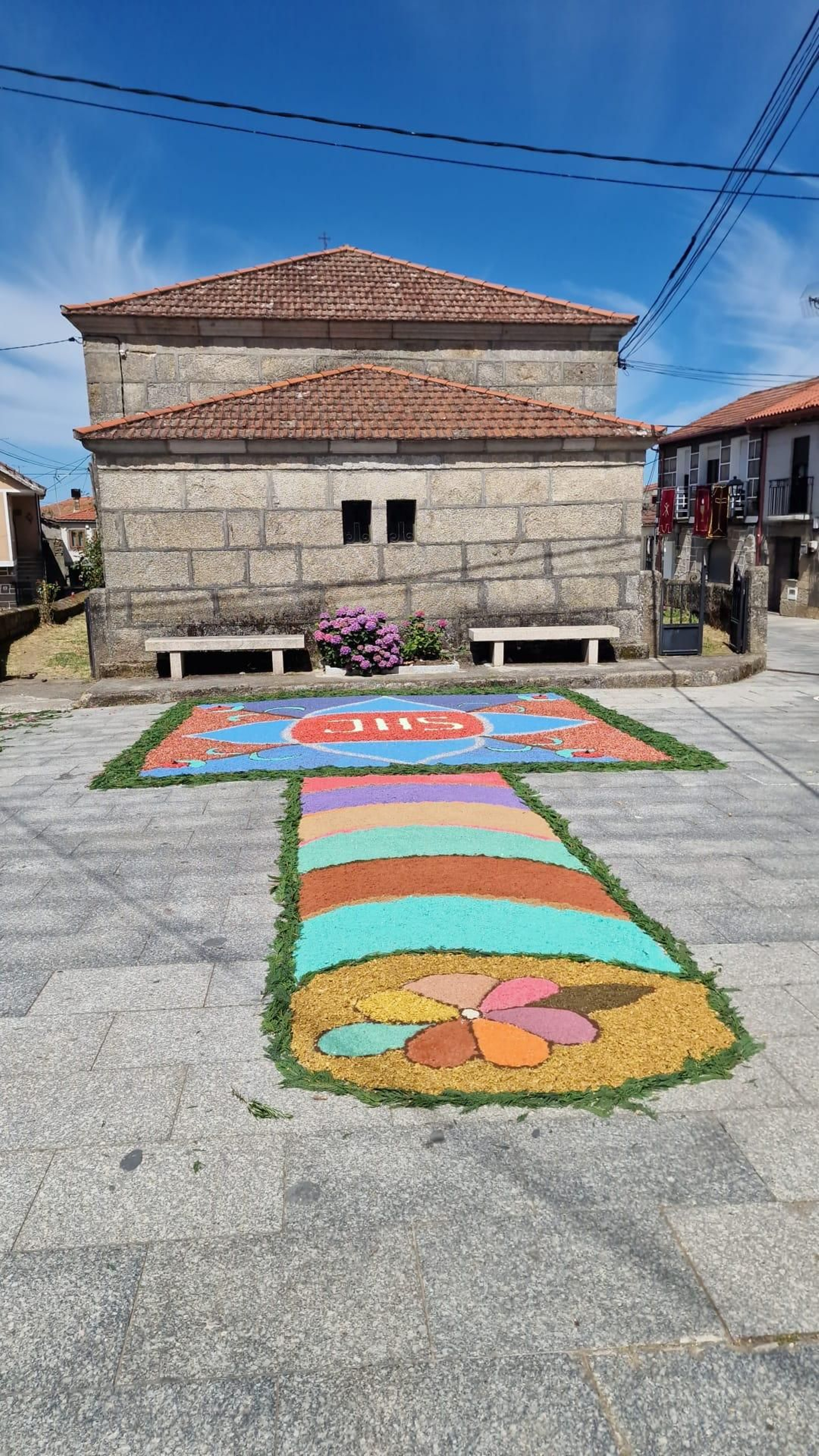 Alfombra floral por el Corpus Christi en Vilardevós.