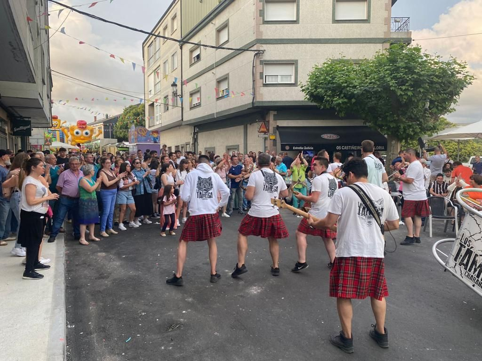 Actuación de la charanga en las fiestas de San Antón.