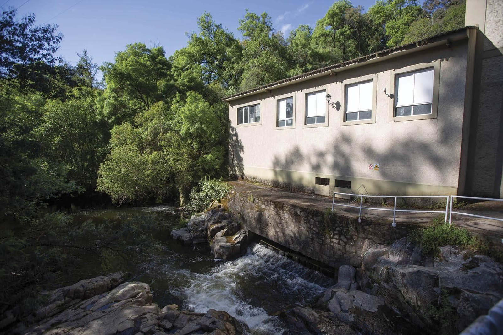 Central hidráulica con la concesión caducada, en Castadón, que aspira a gestionar la provincia (XESÚS FARIÑAS)