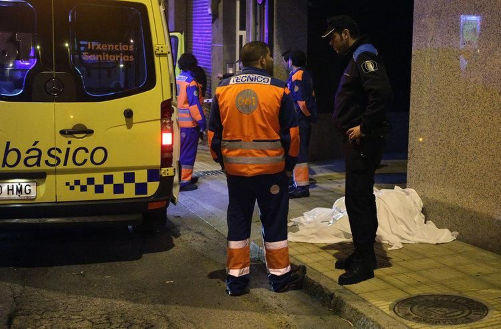 Un sanitario y un policía local junto al cadáver de la mujer fallecida (MARCOS ATRIO)