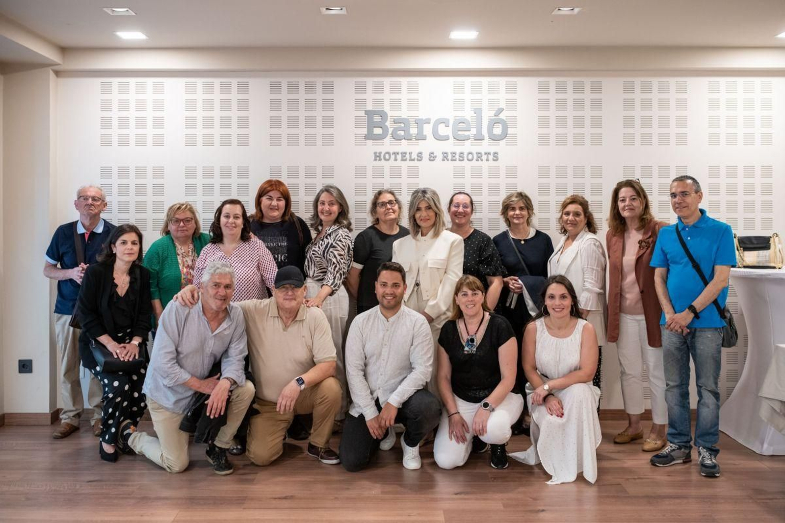 Foto de familia de profesores de religión de la provincia, tras su reunión.
