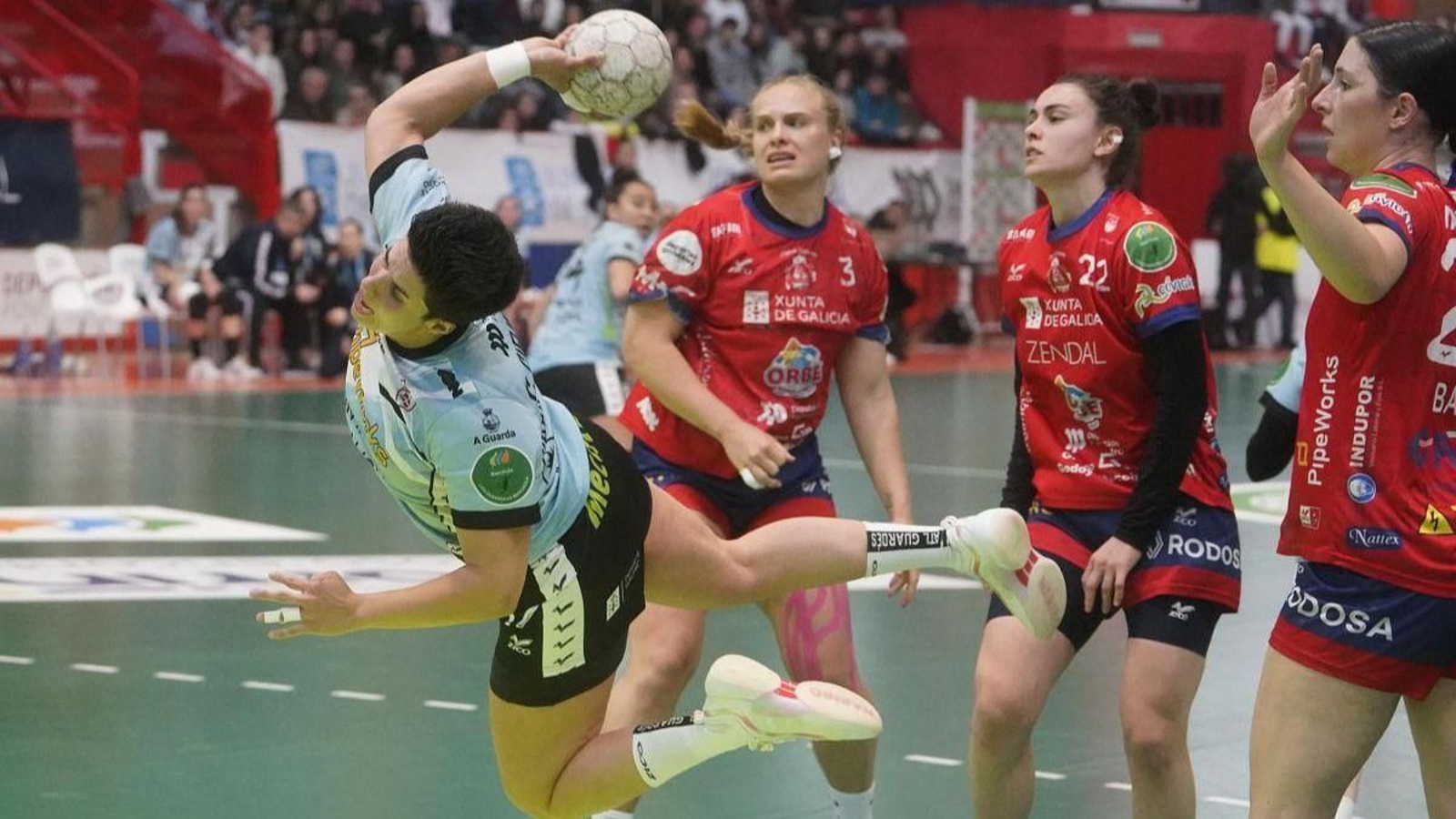 Cris Cifuentes lanza a portería ante Maider Barros, Paulina Buforn y Katia Zhukova en el derbi del curso pasado en Porriño.