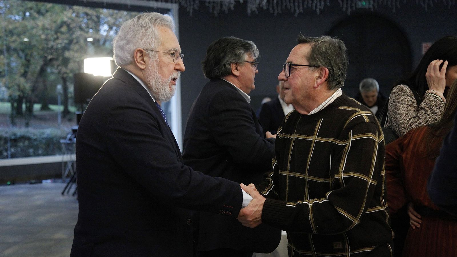 Foro La Región con Luis Menor, presidente de la Diputación de Ourense. Miguel Ángel Santalices, presidente del Parlamento de Galicia, coversando con Luis Milia Mendez, alcalde de Carballeda de Avia.