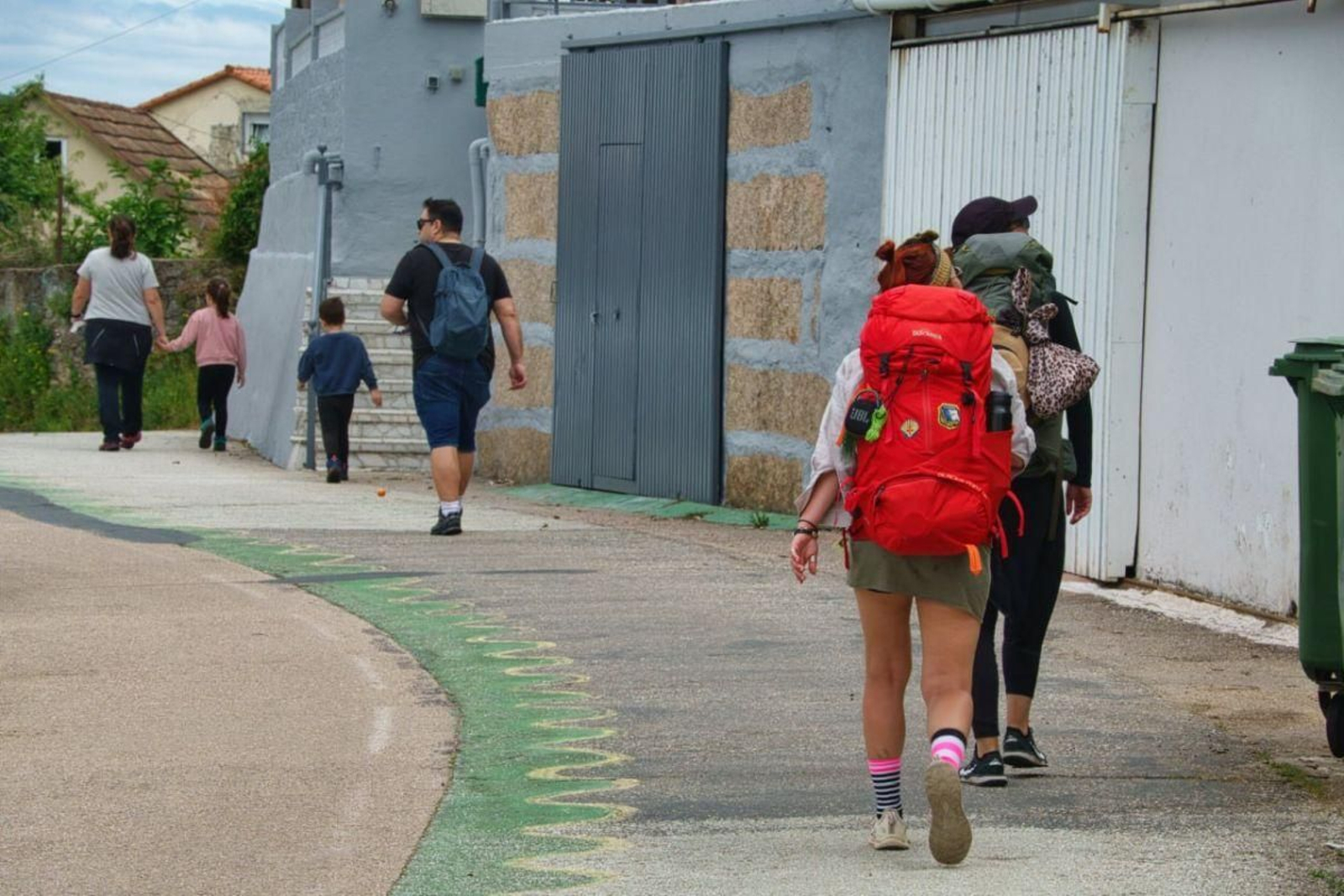 Imagen de una pareja de peregrinas a su paso por Vigo.
