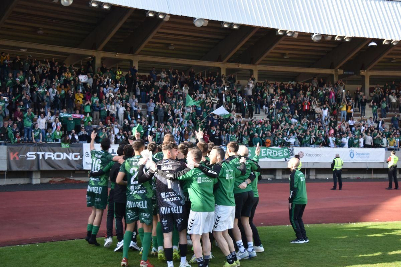Minuto 95 y 20 segundos: el defensa sevillano Joseca roba la pelota en su área, recorre 70 metros superando rivales que no le daban ni seguido ni derribado, llega al área santiaguesa, levanta la cabeza y se la da a otro defensa, Germán Novoa, para que la empujara y pusiera el 1-3 definitivo en el asalto al Vero Boquete. Dos jugadores que en el último minuto de partido dan unrecital físico y de pundonor, que encarnan lo que es el Arenteiro de esta temporada. El porqué es el líder intratable y porqué nadie es capaz de superarlo. Y lo hacen con tanta normalidad que parece fácil. Los rivales no son capaces ni de acercarse y hace mucho tiempo que le han dicho hasta luego en la pelea por un ascenso que tiene dueño, pero al que solo falta ponerle fecha. Puede ser el domingo que viene.

Visitaban el Vero Boquete y en el vestuario verde había cierta sed de venganza. El Compostela había sido el único que esta temporada había conseguido derrotarlos y más aún profanando Espiñedo. Eso no podía quedar así.

Y eso que en Santiago se afanaron en prepararlo todo para volver repetir la machada. Montaron una fiesta desde el mediodía para llevar más gente a la grada que les arropara, pero ni eso les salió bien. Las tropas verdes se movilizaron y cerca de mil doscientos aficionados, bien uniformados, tomaron San Lázaro. 

El Compostela marcó el 1-0 a los tres minutos por medio de Allyson, que ayer fue titular, casi por sorpresa. Aún fue peor. A día de hoy, tal es la superioridad de los de Javi Rey que casi es mejor no enfadarlos. Al cuarto de hora, Escobar, tras un gran control, da media vuelta y dispara obligando a Jiménez a salvar el gol con una pierna, aunque el árbitro pitó fuera de juego. Era el primer aviso y los verdes no son de dar muchos. En el 20, otra vez Antón Escobar, que ayer rindió a gran altura, remató de cabeza y el meta local atrapó la pelota. Ya no hubo más disparos de fogueo.

En el minuto 22 llegó el 1-1. Jugada de tiralíneas de Jordán Sánchez, que se marchó de tres rivales, centró raso y Escobar le ganó la partida a su defensor y no perdonó. Conseguida la igualada, tocaba el plan B. Dormir el partido, anestesiar al rival y no pasar apuros. Eso lo bordan. Así llegó el descanso.

En la segunda parte hubo menos ritmo y si acaso más control de la pelota del Compostela, pero sin inquietar gran cosa, salvo con un disparo de Martín que atrapó bien Diego García. 

 

LA TRACA FINAL

En el 80 los de Cardeñosa se quedaron con diez por expulsión del defensa Roque, que vio dos amarillas en tres minutos. Era el momento de asestar el golpe definitivo y no perdonaron la ocasión. Además, con dos golazos.

En el minuto 87 y Diego García, que pese a ser portero casi juega con los pies tan bien como con las manos, se la pone en el pie a Joseca, este cede para Marquitos, que combina con Antón Escobar, que la filtra para Manín, que llega casi a la línea de fondo y cede raso de nuevo al goleador, que no perdona y hace el segundo de su cuenta y de su equipo (1-2). 

Todavía faltaba la mencionada galopada del minuto 95 que puso la sentencia. Otro recital más de un equipo que es tan superior a sus rivales que da la impresión de que, resuelven los partidos cuando quieren. 

El sábado llega el Burgos B a Espiñedo y puede ser el día del histórico ascenso a Primera Federación, aunque matemáticamente no podrá ser hasta el domingo. Es ponerle fecha, el ascenso ya está logrado. CD ARENTEIRO