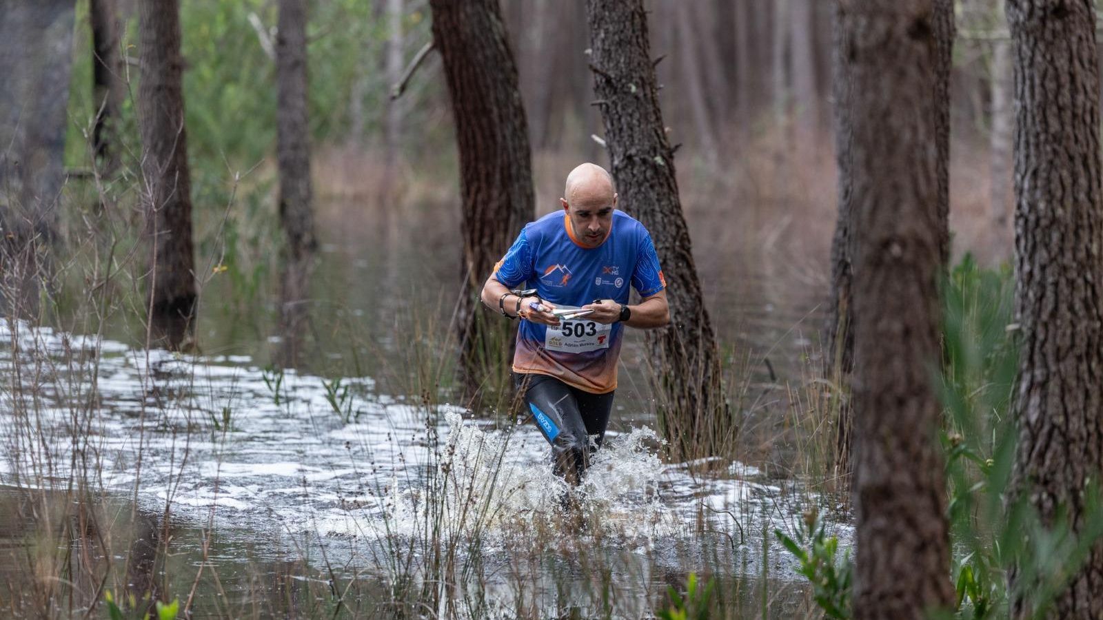 El vigués Adrián Moreira atraviesa un río durante una competición.