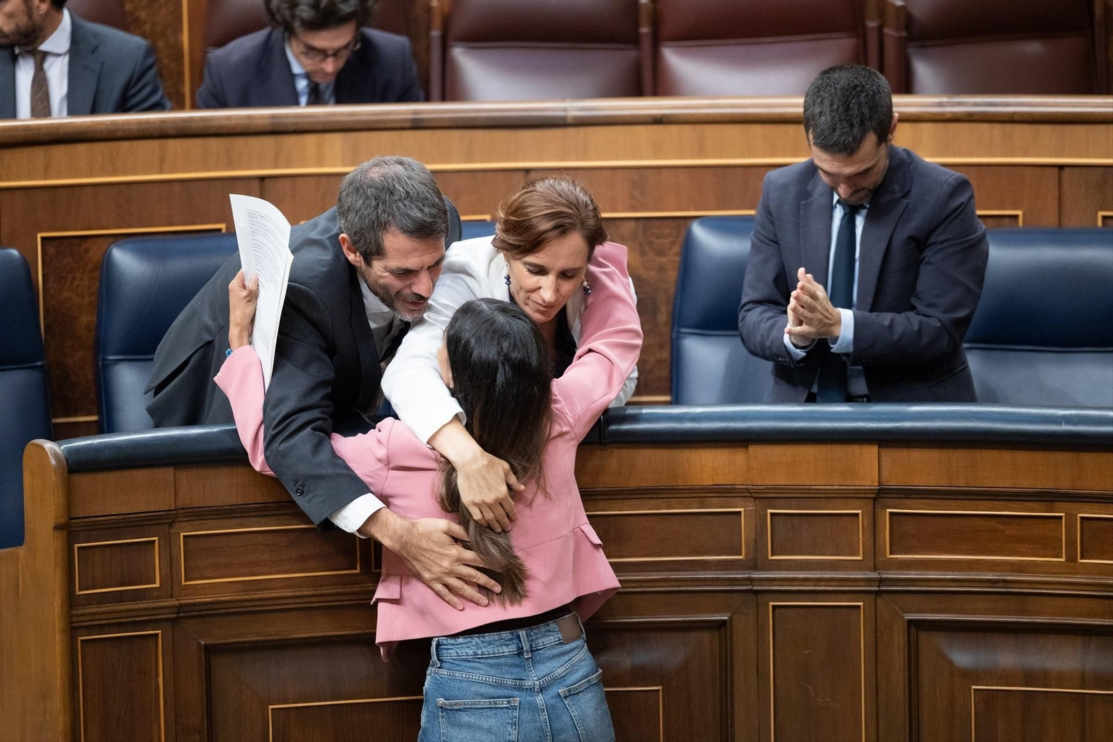 La diputada de Sumar Tesh Sidi, el ministro de Cultura, Ernest Urtasun, y la ministra de Sanidad, Mónica García, durante una sesión plenaria, en el Congreso de los Diputados