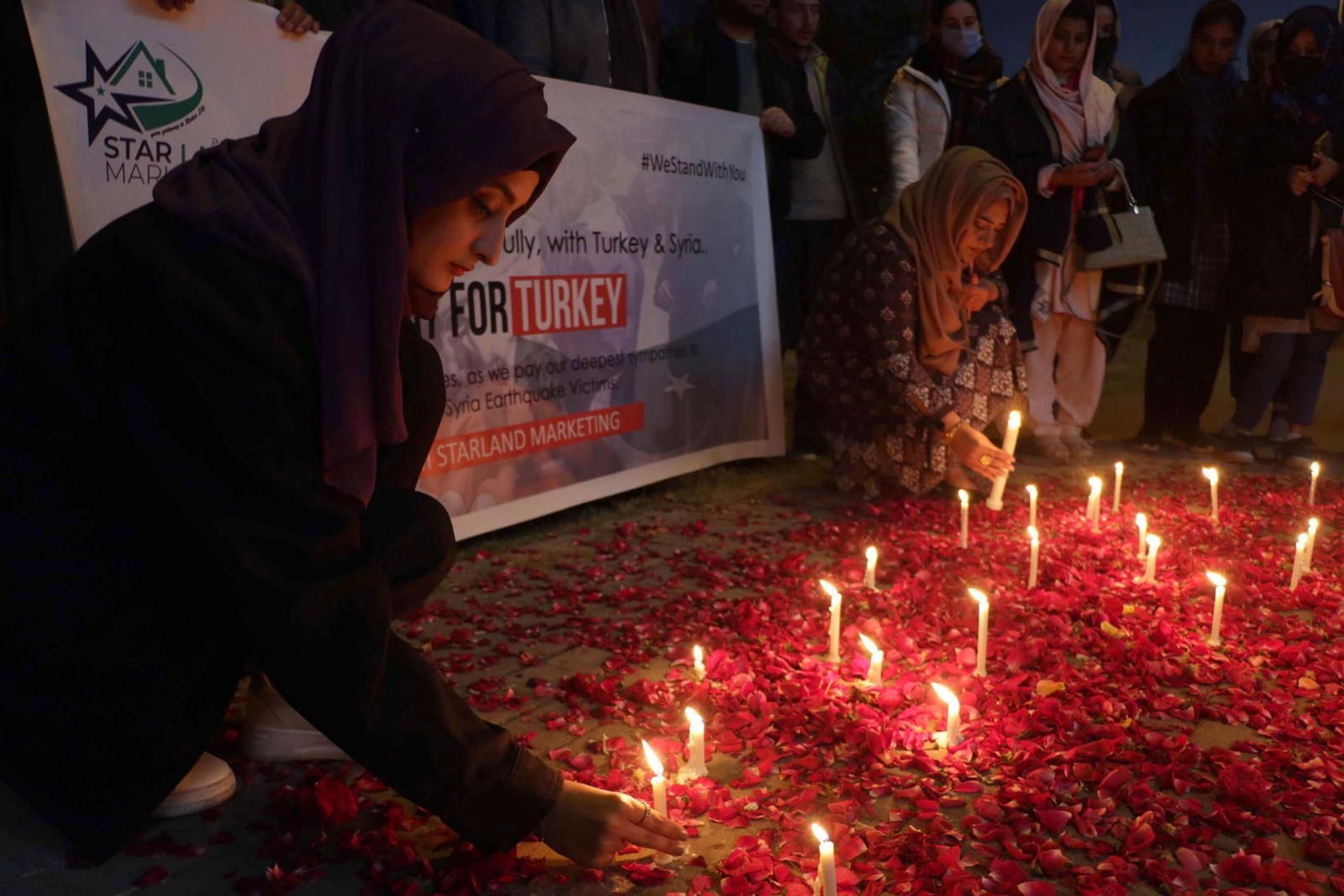 Las muestras de apoyo tras el terremoto llegan de todas partes (EFE)