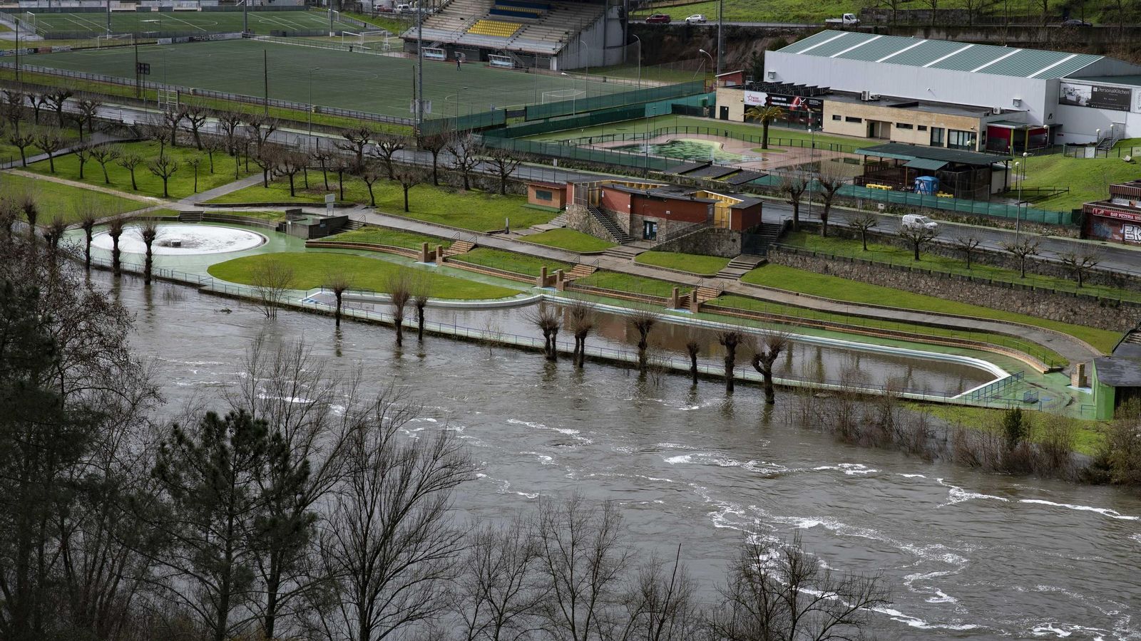 El río miño a su paso por Oira a punto de desbordar las pisicnas.