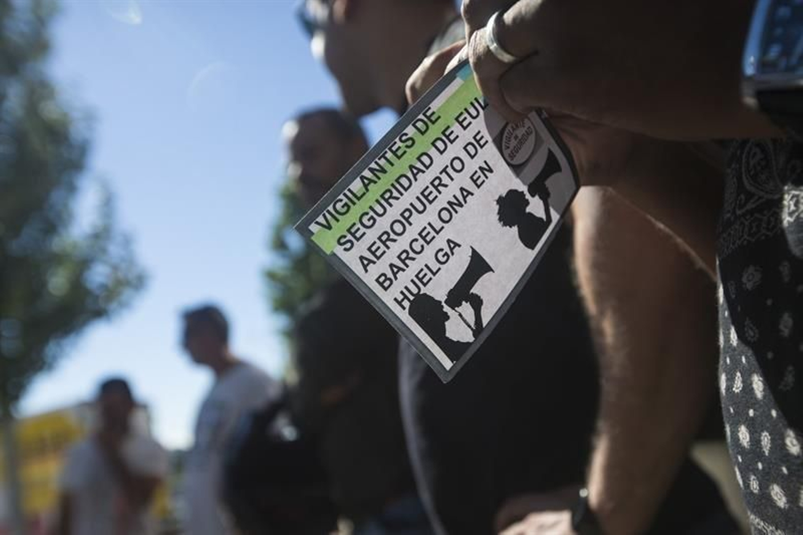 Los empleados de Eulen en El Prat aguardan los resultados de la votación.