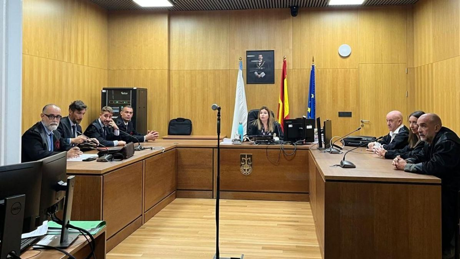 Los abogados de los cinco inculpados, la jueza y el fiscal (a la derecha junto a la magistrada), en la Sección Penal (plaza 2).