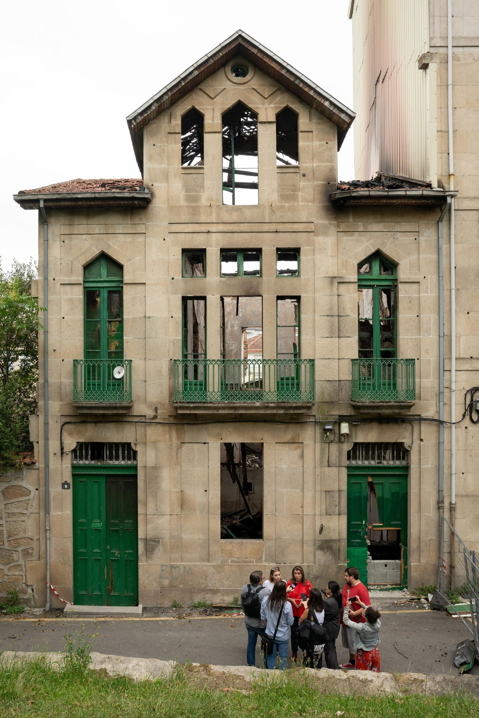 Comparecencia de las ediles socialistas frente a la casa de baños
