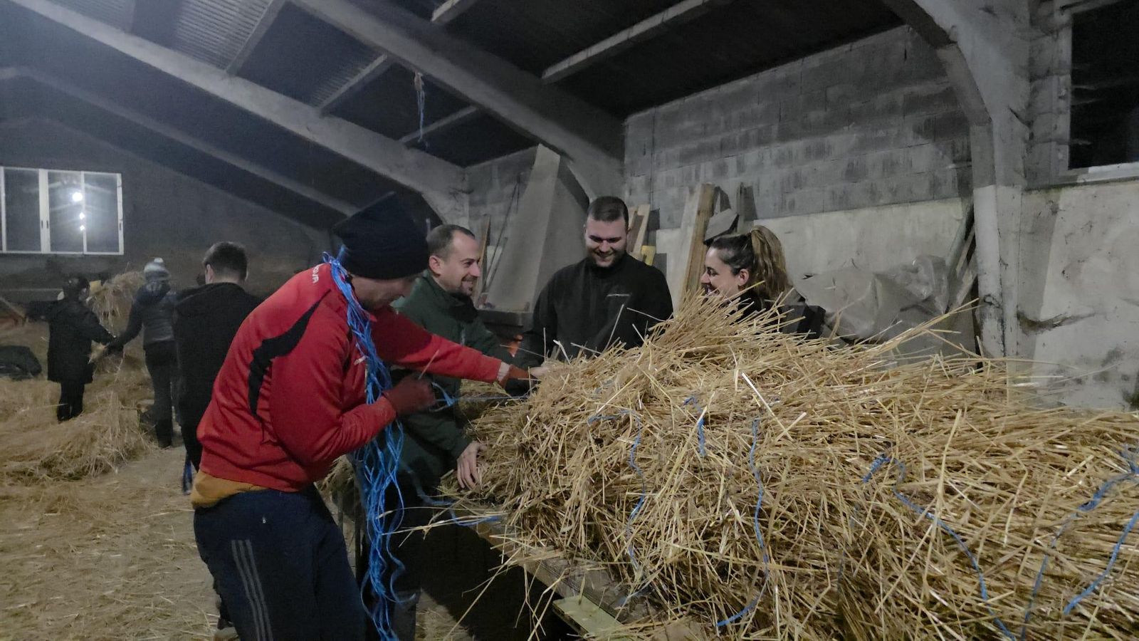 Amarrando manojos de paja, los participantes preparan la colosal estructura del Gran Fachón.
