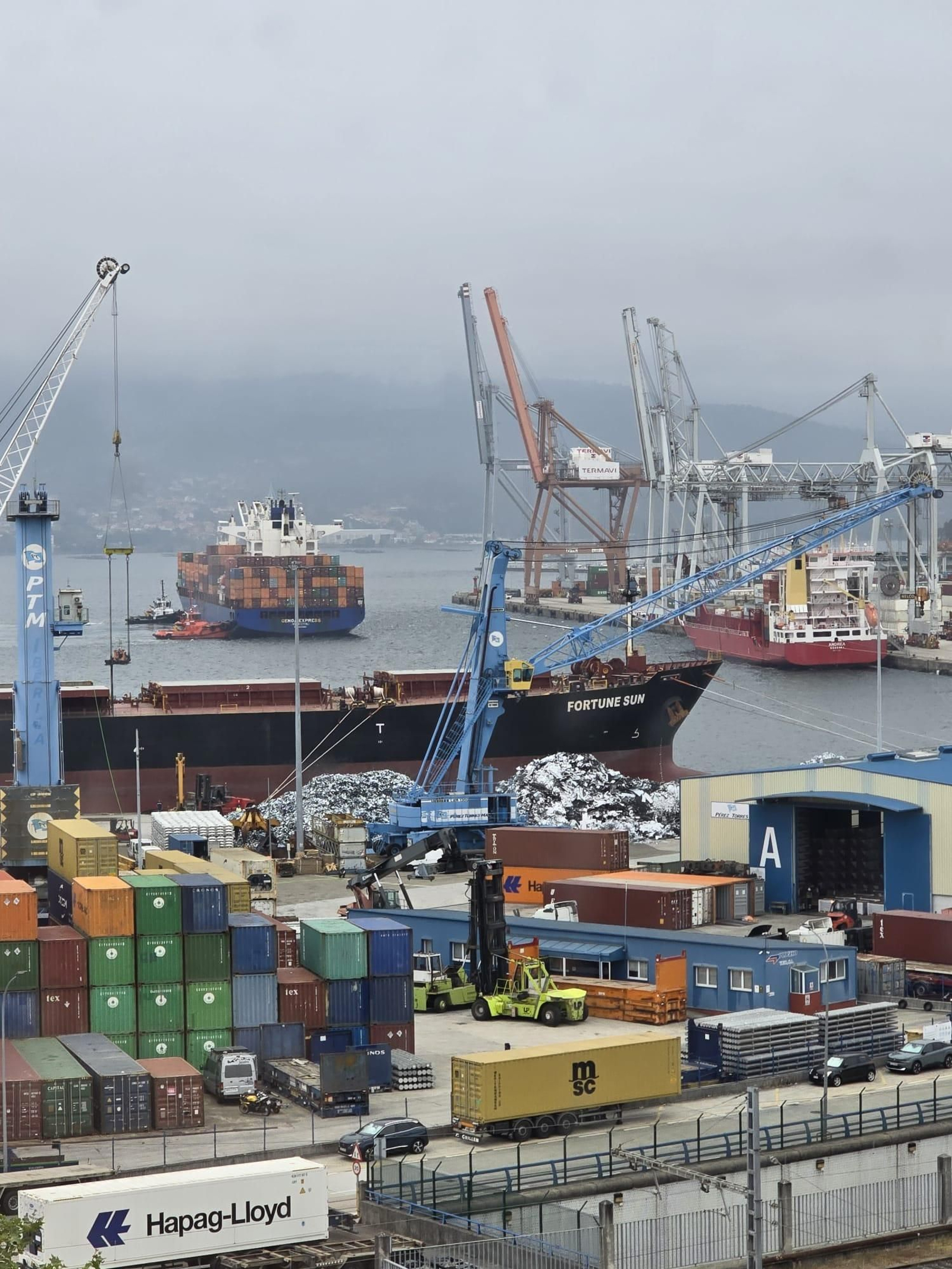 Actividad intensa ayer en los muelles comerciales.
