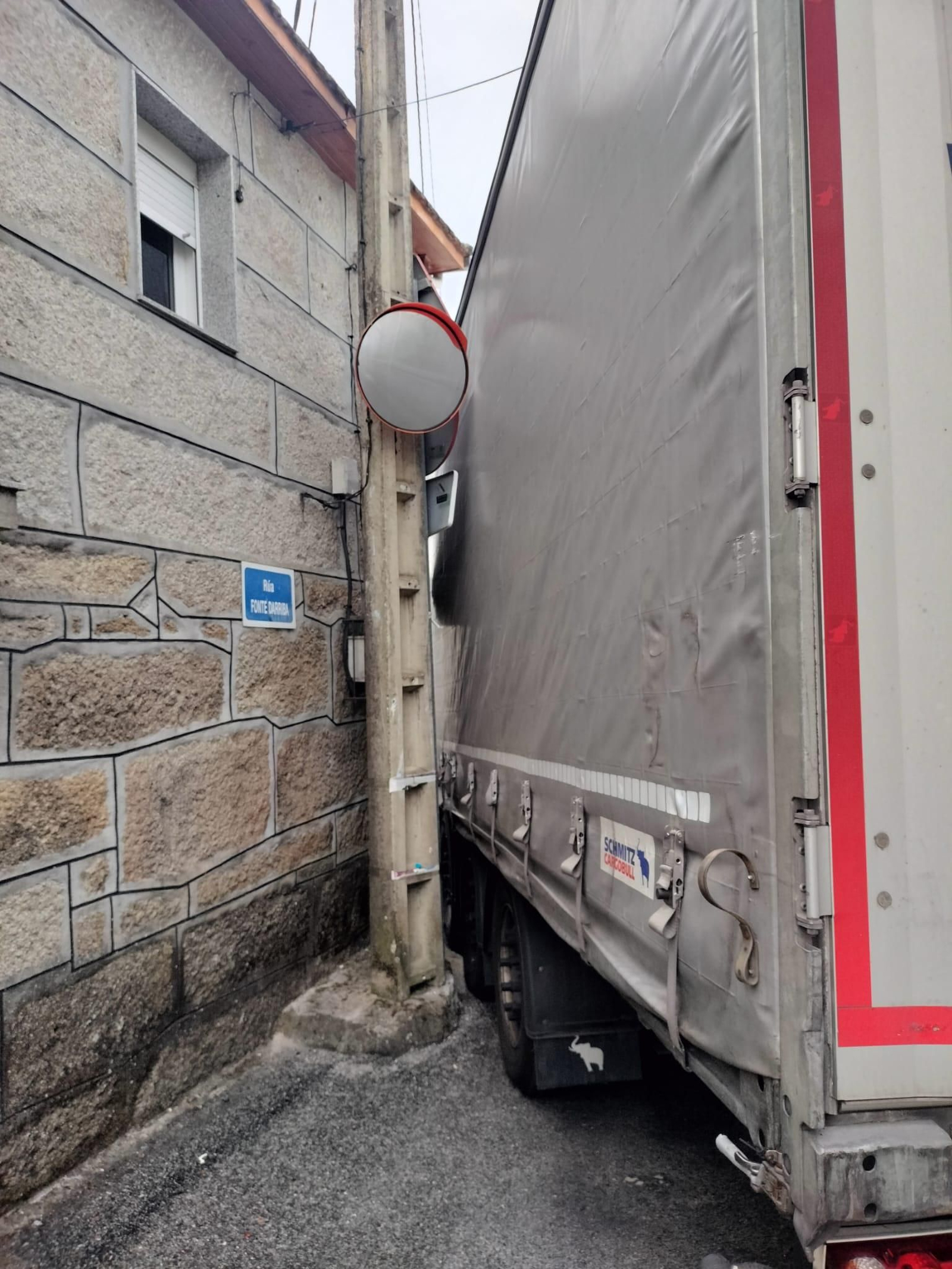 Camión atascado en San Cibrao (BOMBEROS DE SAN CIBRAO)