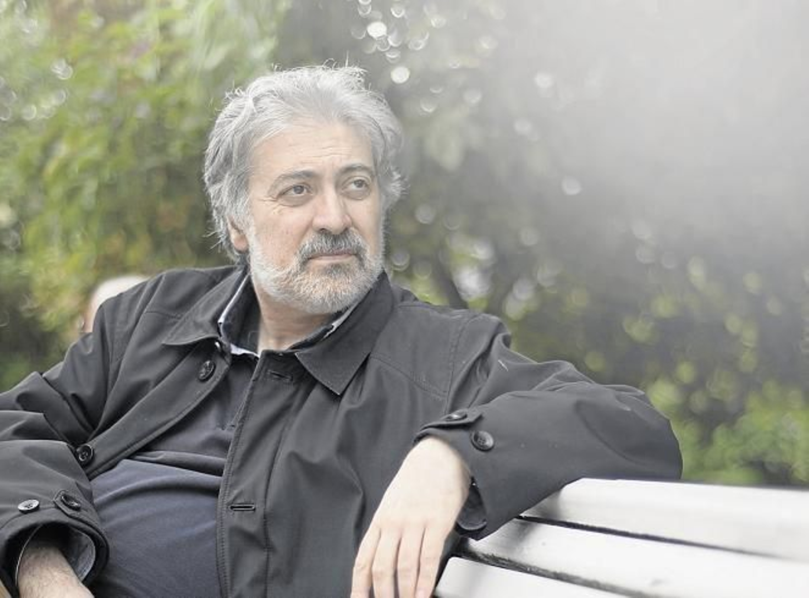 Lino Braxe posando en un banco.