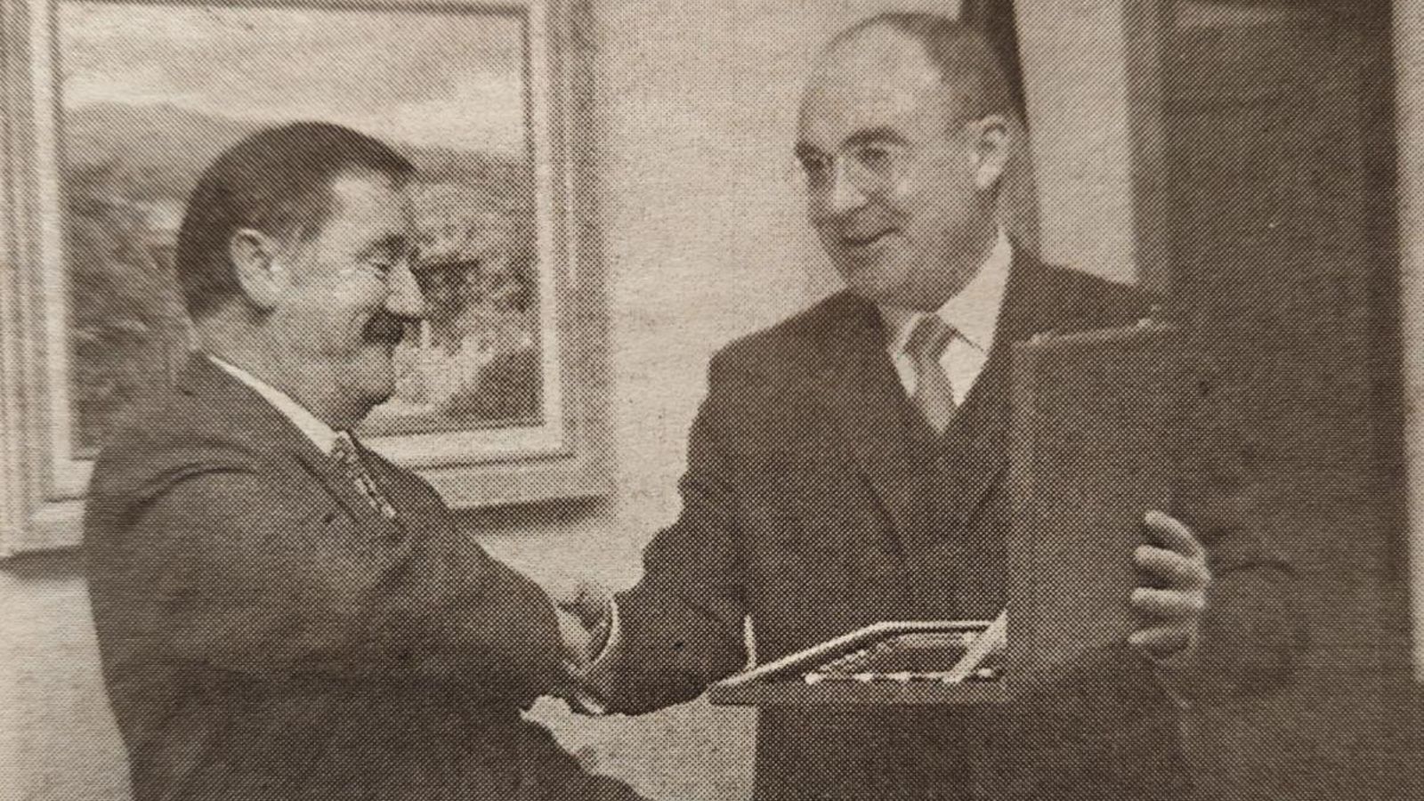 El comisario Jacinto Álvarez recibe la placa de manos del alcalde de Verín Juan Manuel Jiménez.