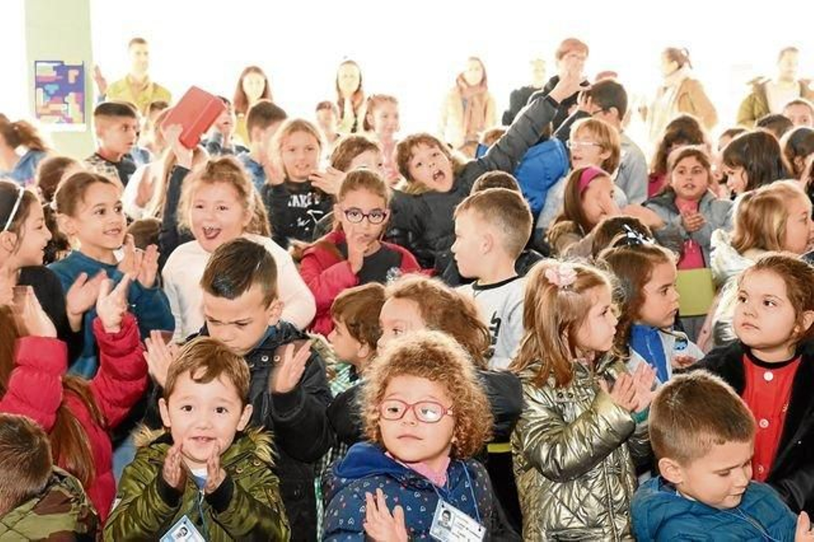 Nenos e nenas brincando no patio do colexio, minutos antes do inicio das actividades programadas no Día Internacional dos Dereitos dos Nenos e das Nenas.