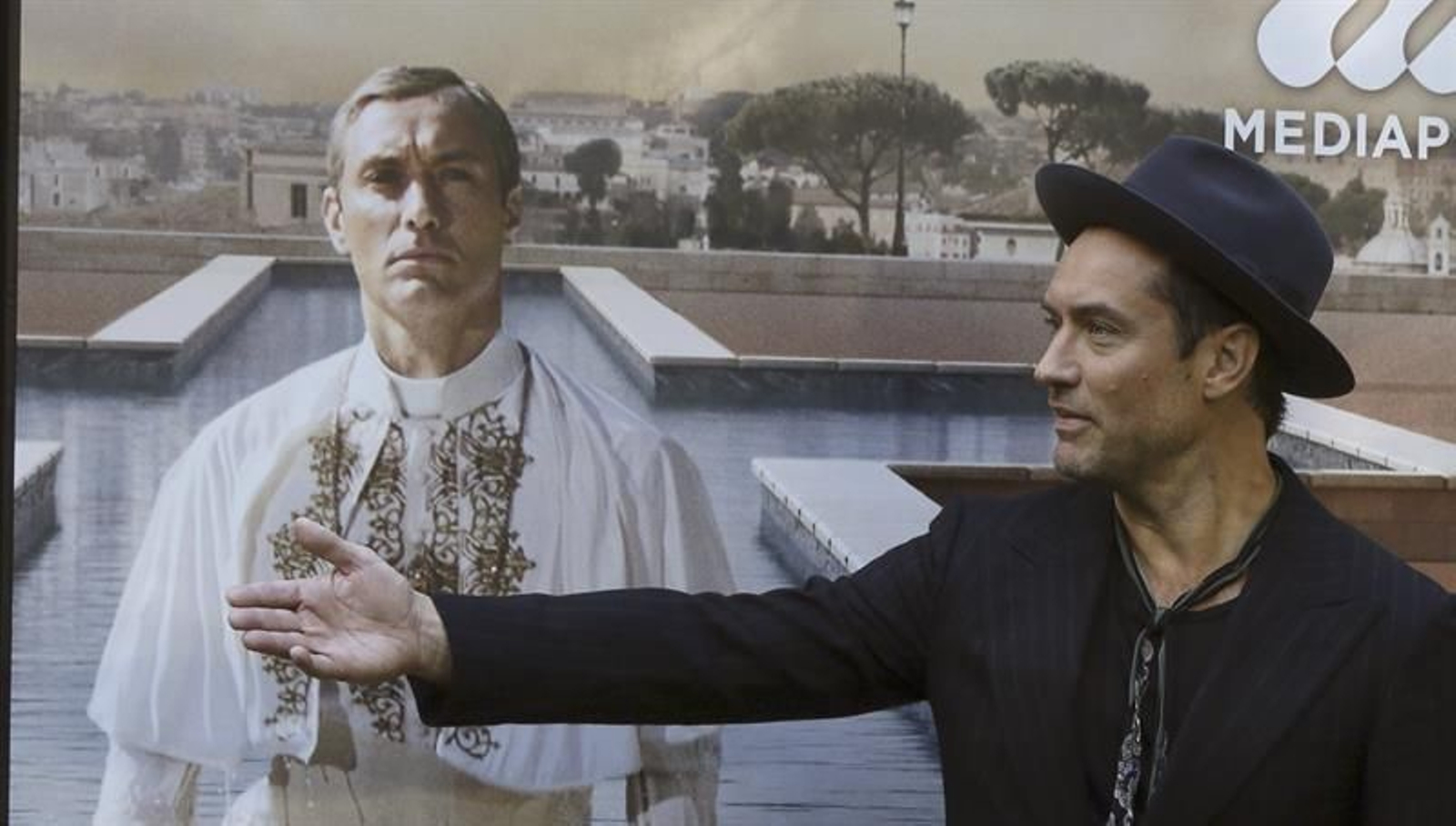 El actor británico Jude Law posa durante la presentación de "The Young Pope". (ALVARADO)