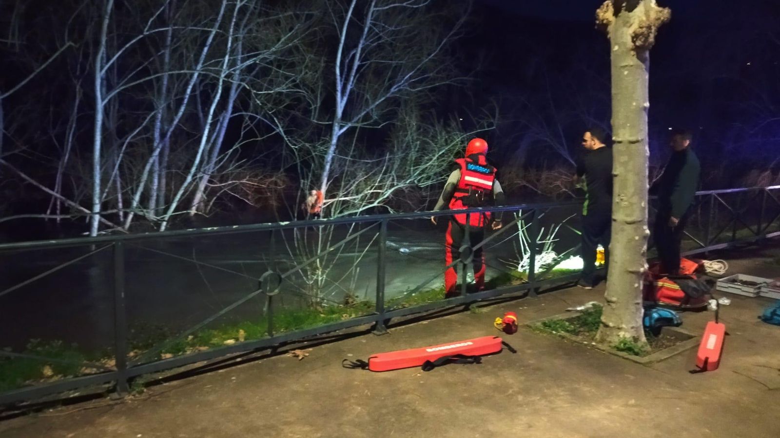 Momento del rescate en el que el menor ya se encuentra agarrado al salvavidas