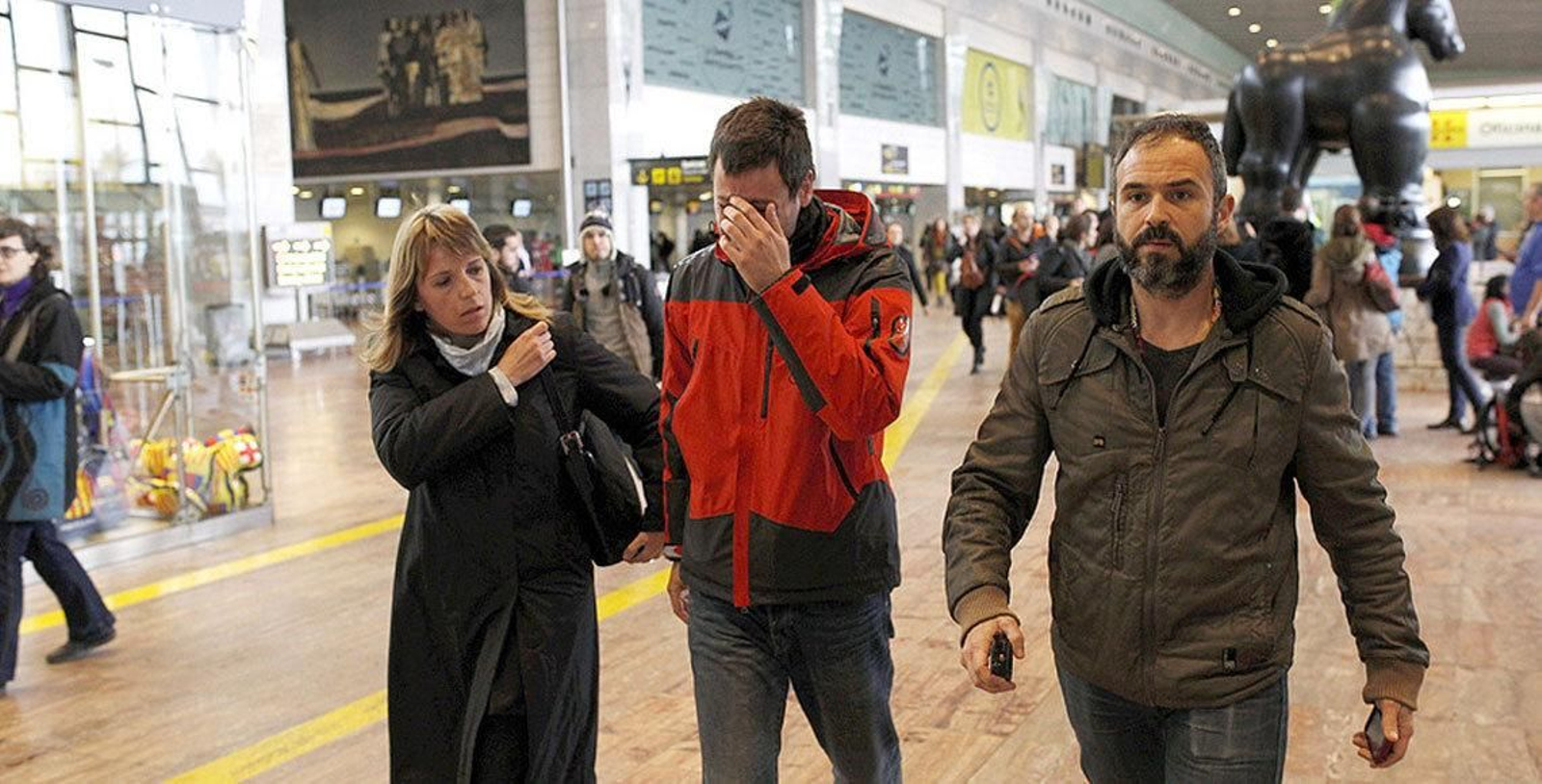 Familiares de viajeros del avión siniestrado en los Alpes, en el aeropuerto de El Prat.