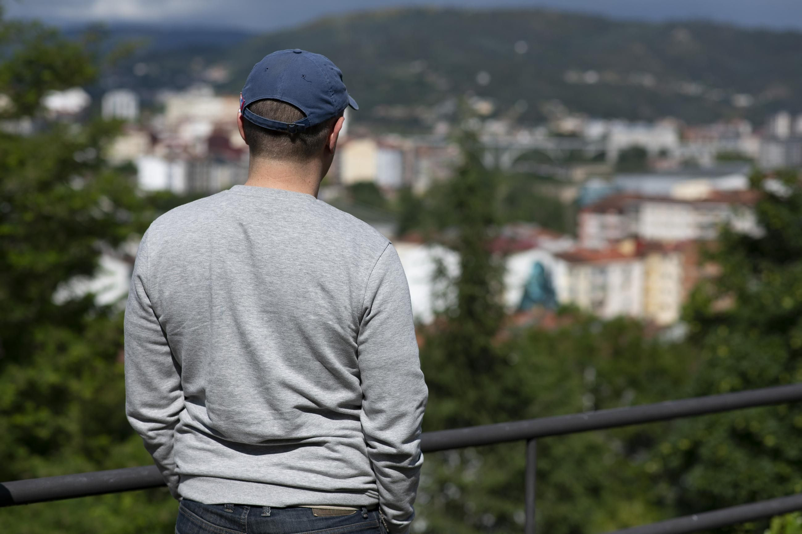 Mario C. posa de espaldas en un mirador para manetener su anonimato.