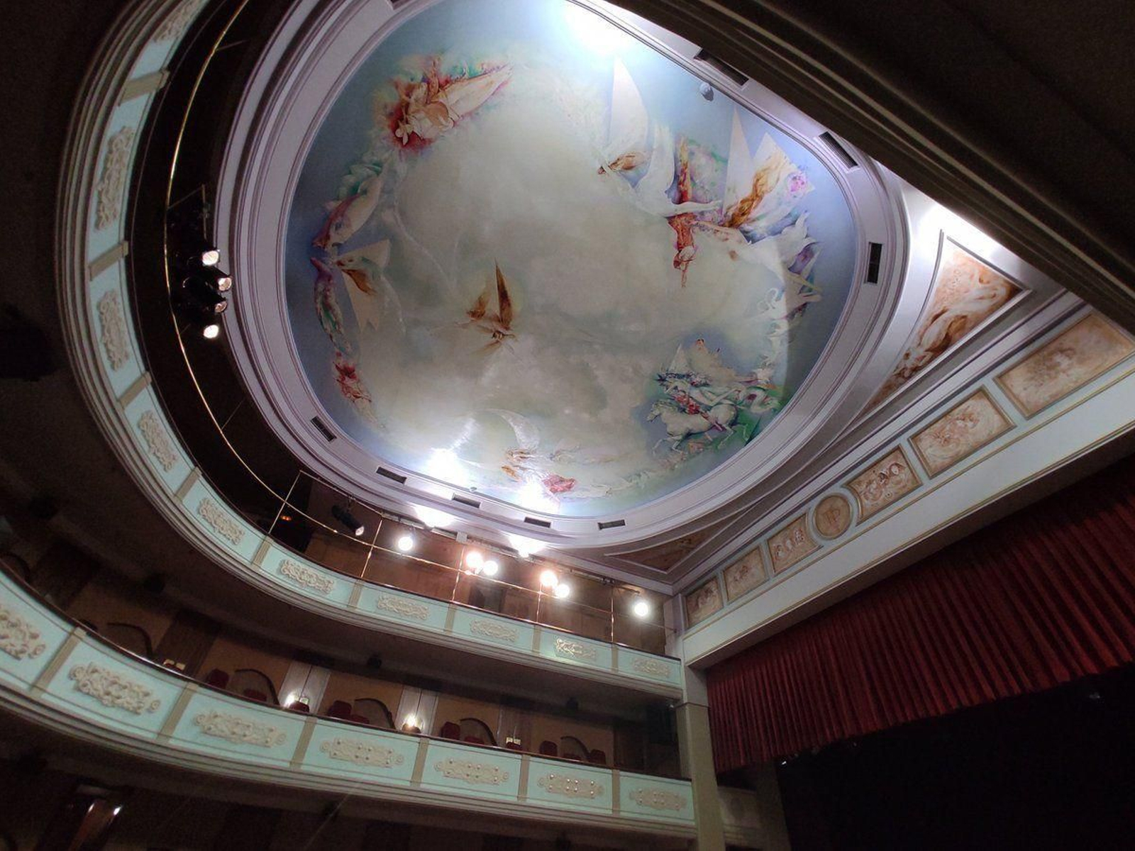 Techo actual del Teatro Principal, con una pintura de Quesada.