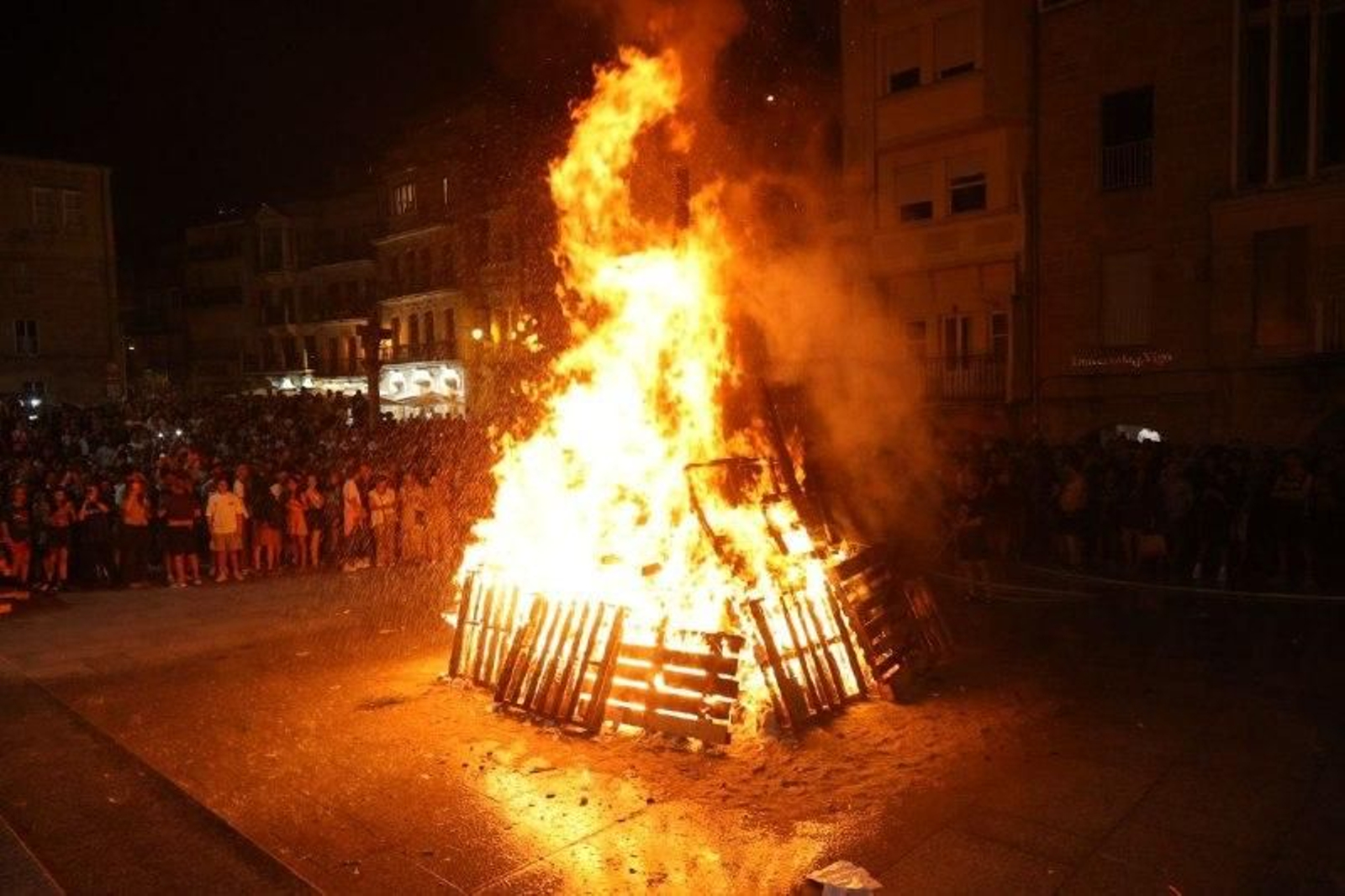 Galería | Las hogueras de San Xoán encienden Vigo y su área