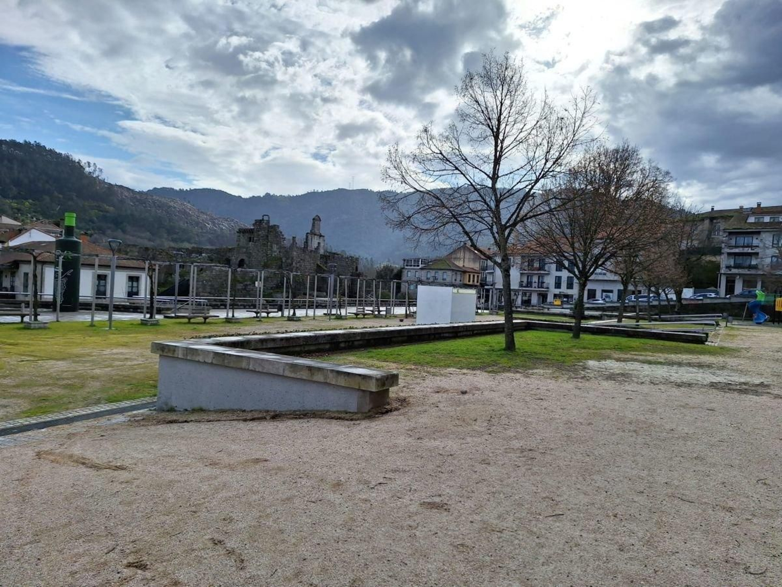 El Concello habilitó una rampa para el acceso de vehículos a la parte baja de la Alameda.