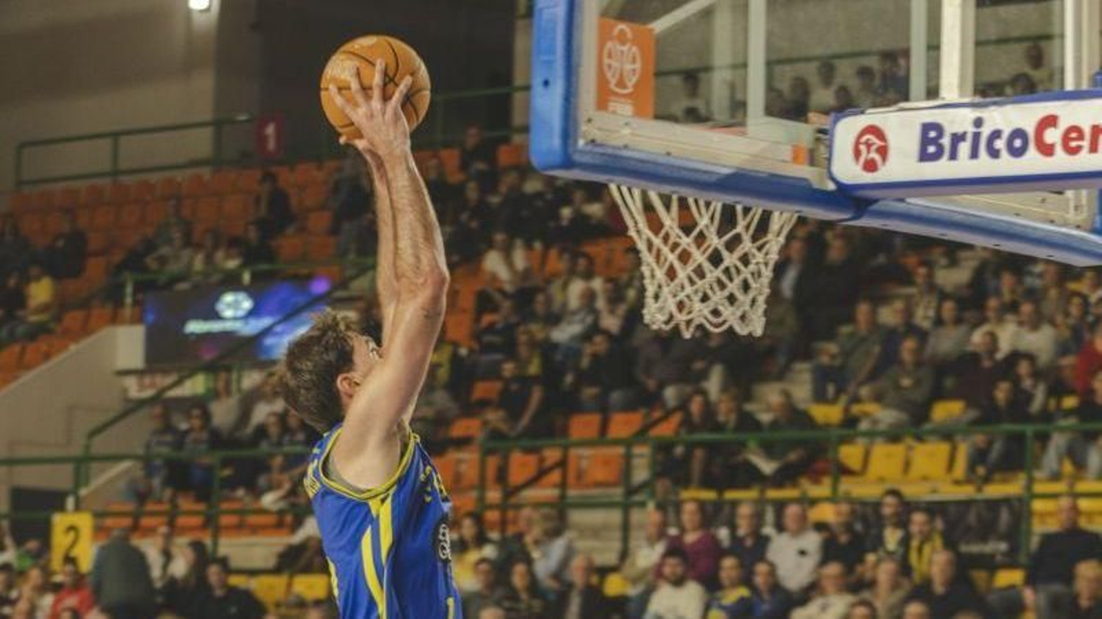 Javi Nicolau vuela para machacar el aro del Palma.
