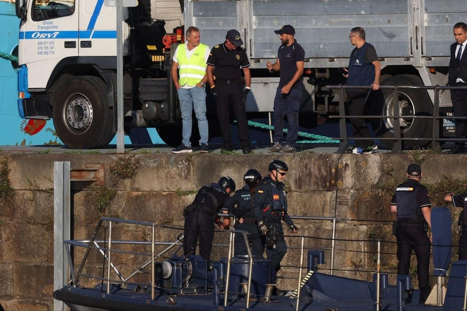 Despliegue policial en el puerto de Vigo ante la llegada del velero con droga.