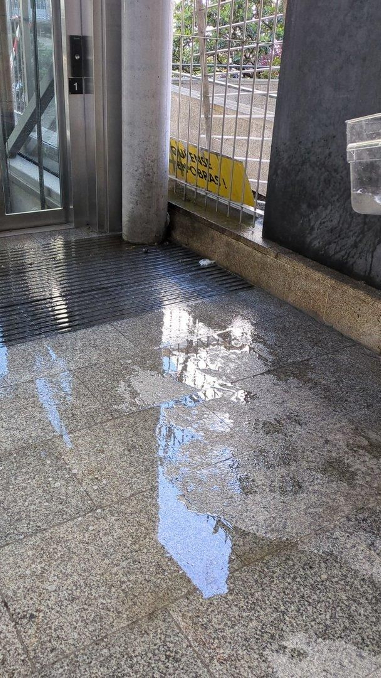 Aspecto del acceso al ascensor de la Alameda do Cruceiro que amanece todos los días con excrementos humanos, orines y basura.