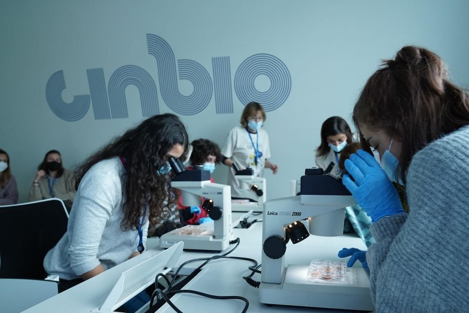 Los talleres ‘Elas fan Cientec’ reunieron en las escuelas de Minas, Teleco, e Industriales y en el Centro de Investigación Biológica (Cinbio) a alumnas de diferentes institutos de Vigo y su área.