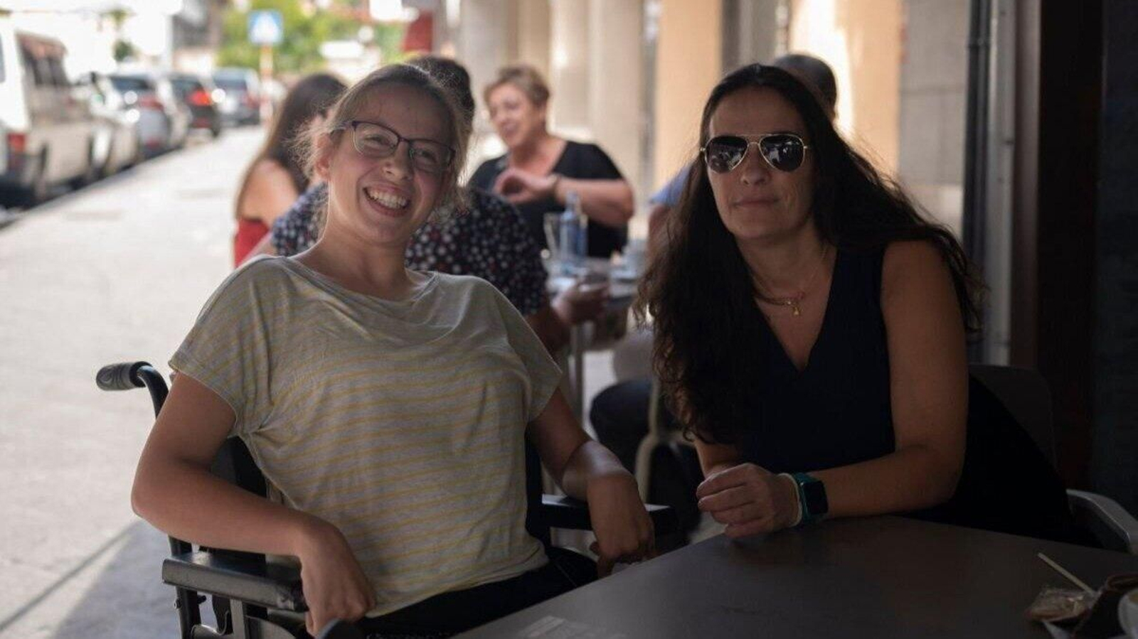 Antía y su madre Iria, en octubre de 2023, en un bar de A Ponte.