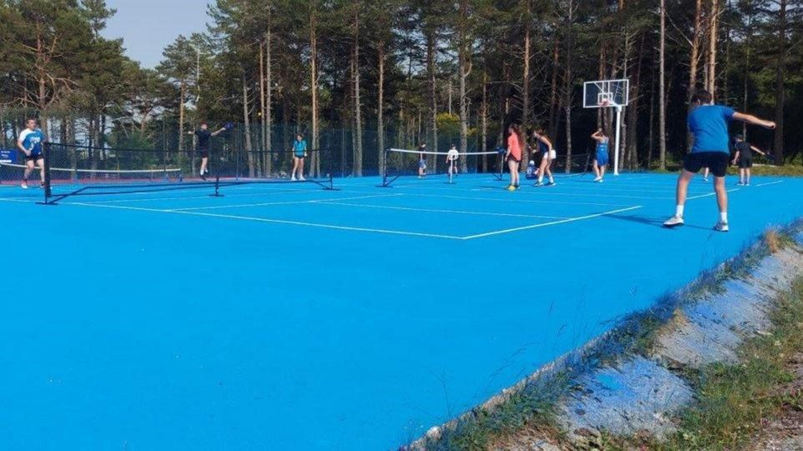 Asistentes al campamento de pickleball la pasada semana en la Estación de Montaña de Manzaneda.