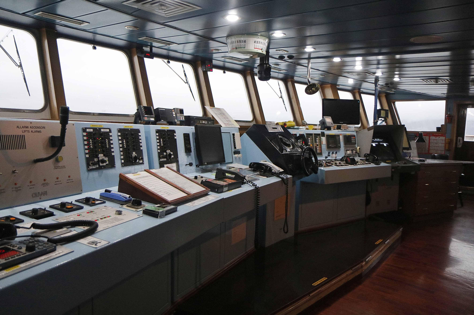 El puente de mando del "Astoria", con todo listo para zarpar.