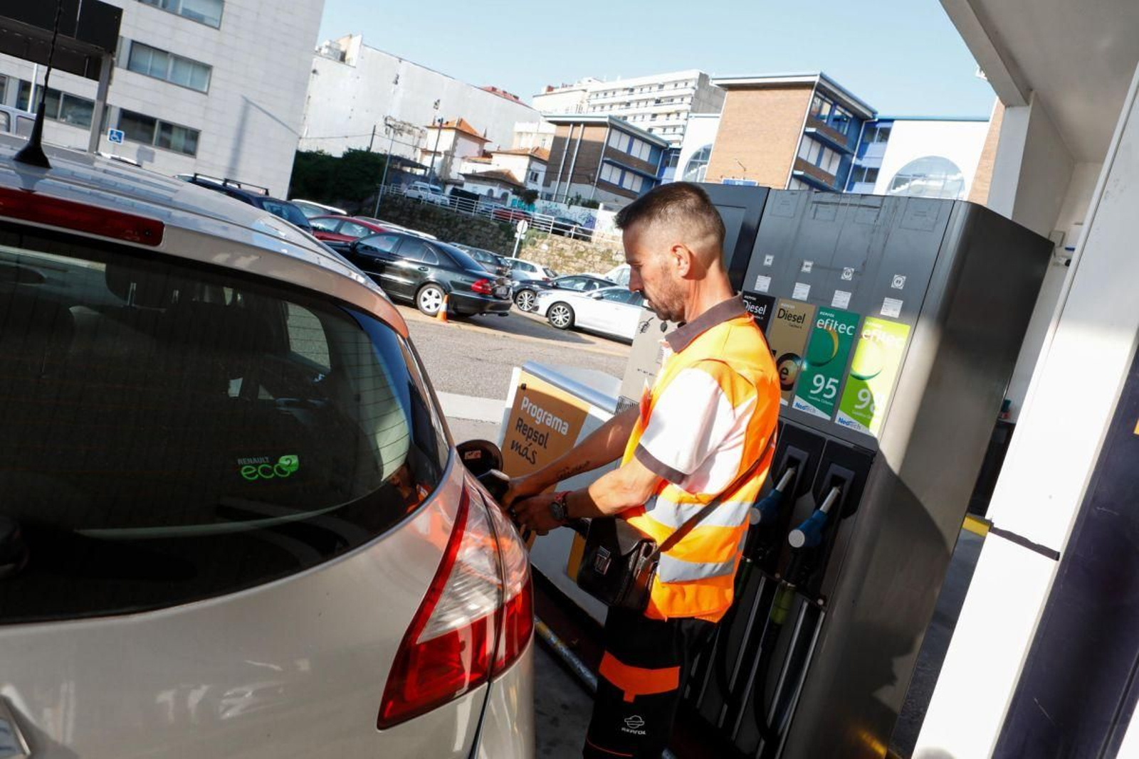 Un trabajador de una gasolinera de la ciudad.