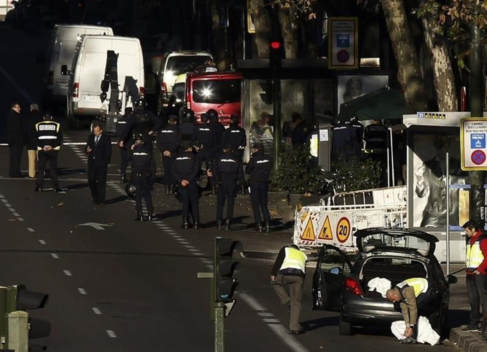 Empotran un coche contra la sede del PP en Madrid 04