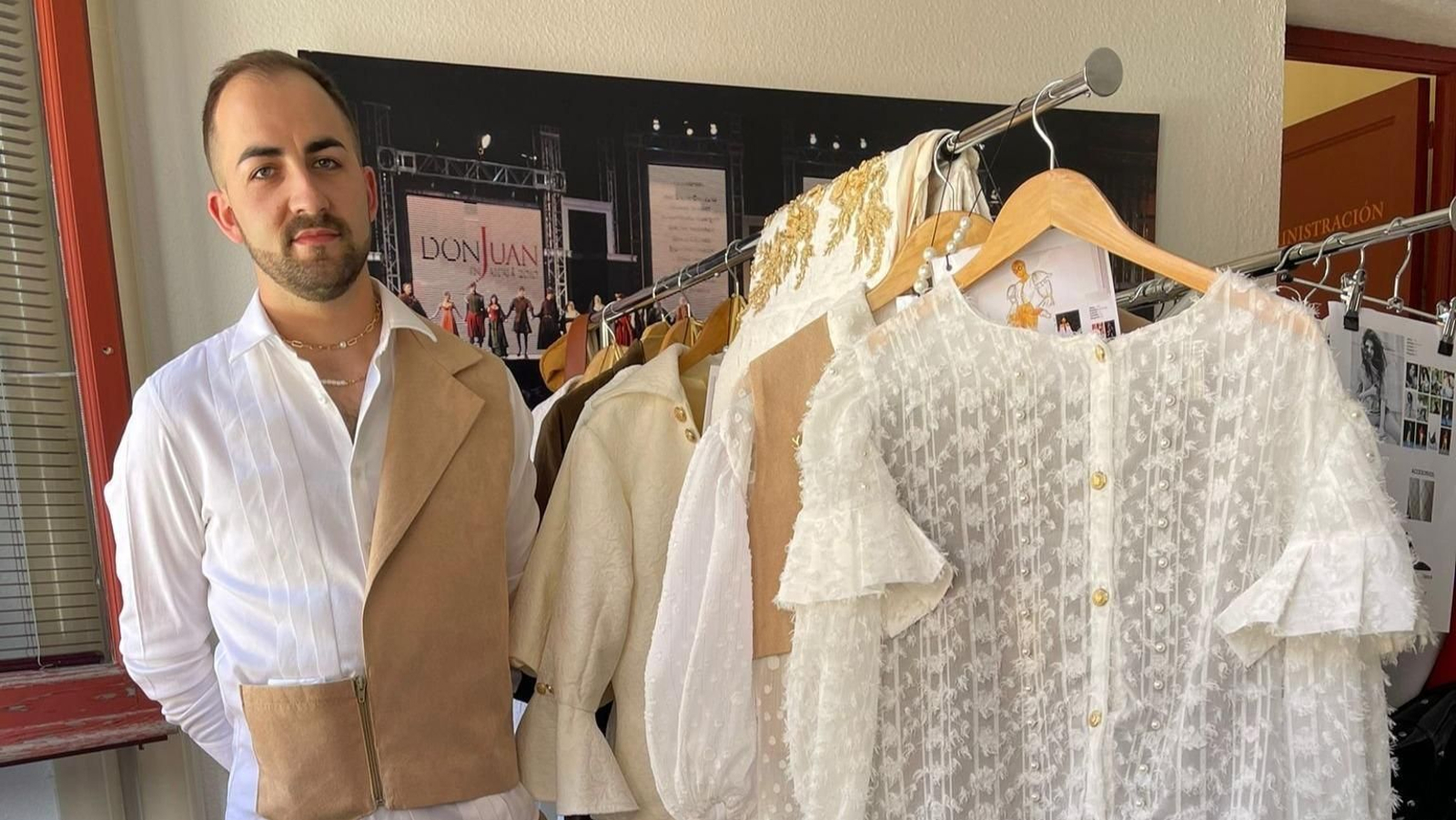 El vianés Jorge de Álvarez con algunos de sus diseños.