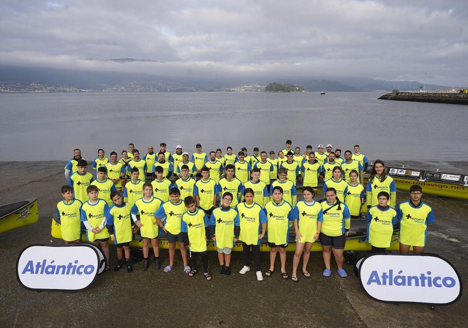 Formación dos remeiros de todas as categorías que participaron na xornada de adestramento con este xornal.