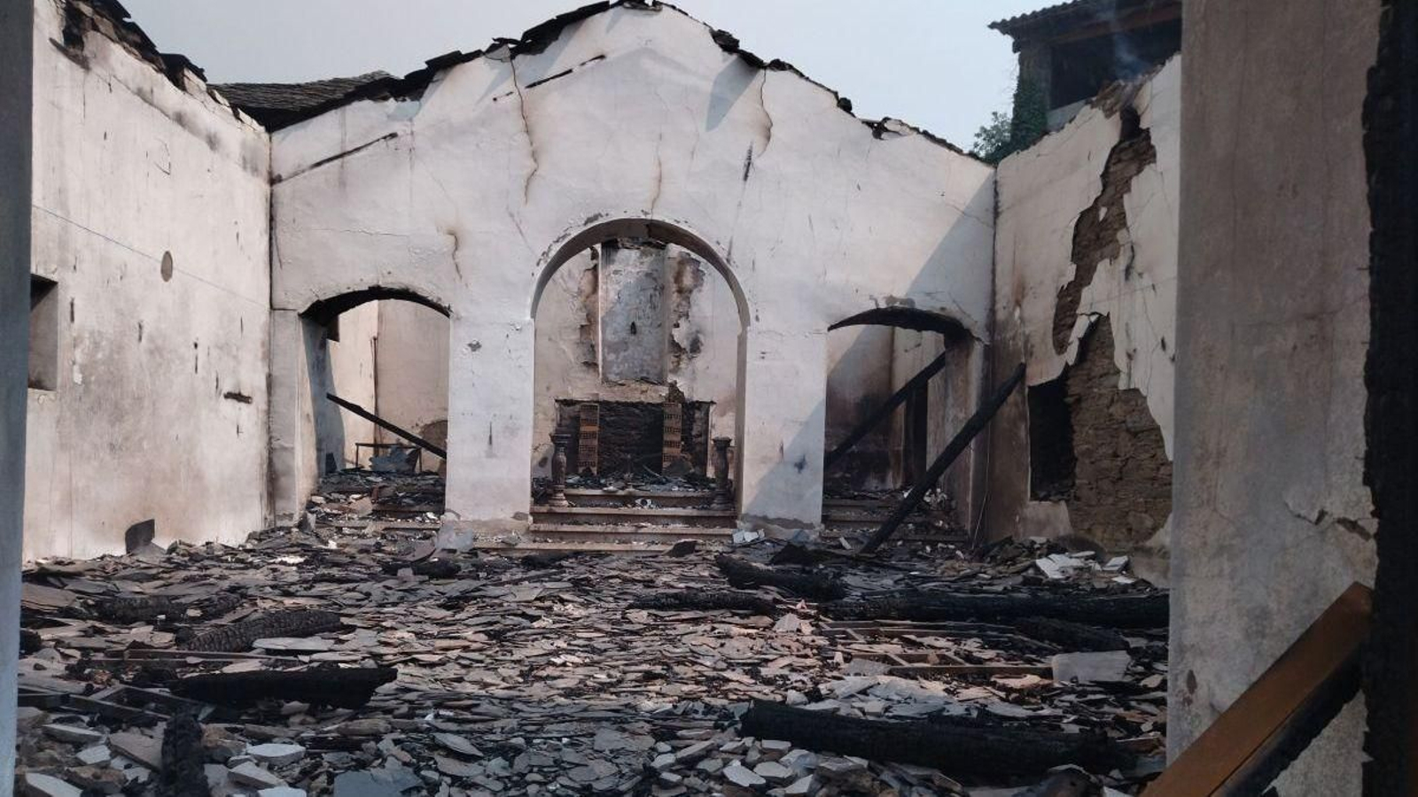 Estado en que quedó la iglesia de Fervenza tras el incendio.