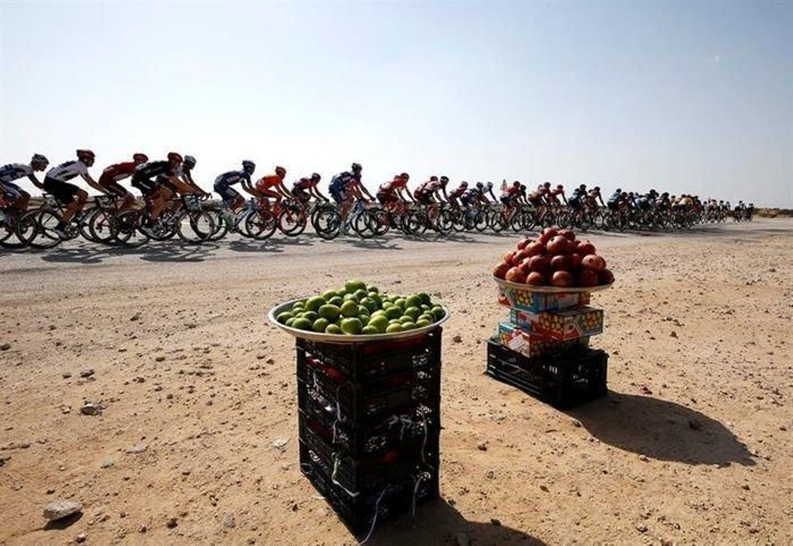 El pelotón rueda durante la cuarta etapa del Tour de Catar.